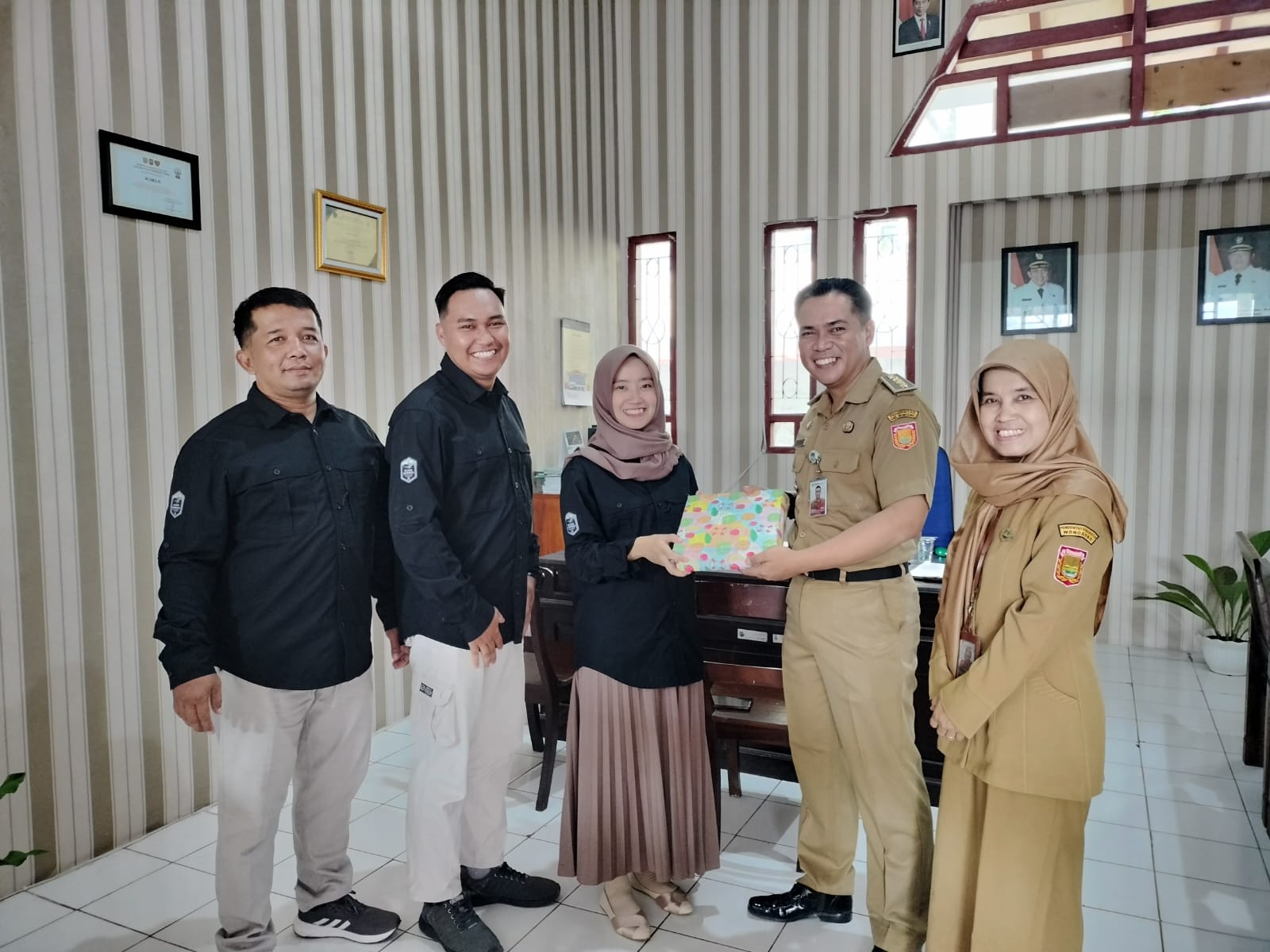 penghargaan-camat-kepada-instansi-kelompok